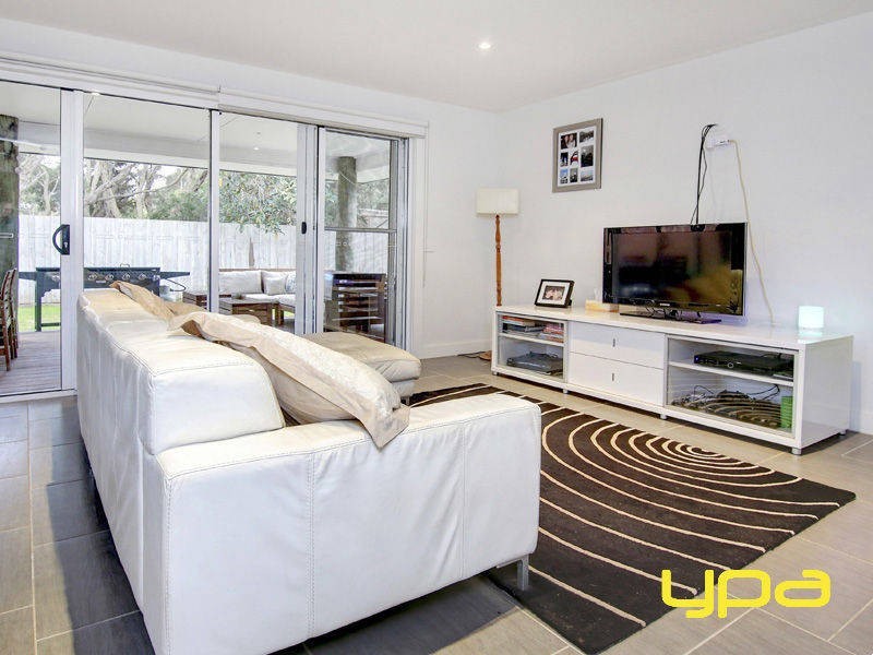 8 Owarra Street, Rye VIC 3941