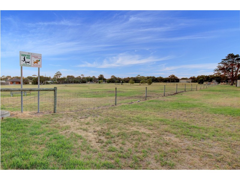 8 Gannett Avenue, Rosebud West VIC 3940