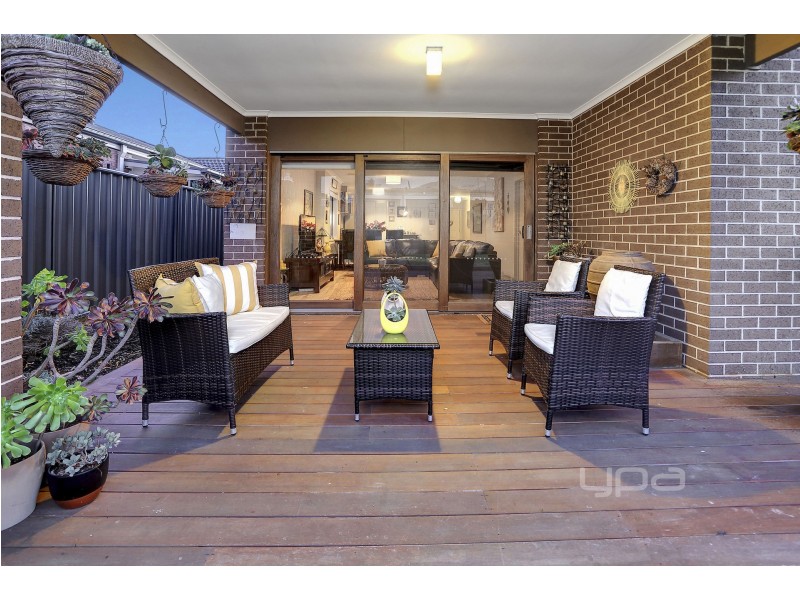 6 Gladiolus Circuit, Cranbourne North VIC 3977