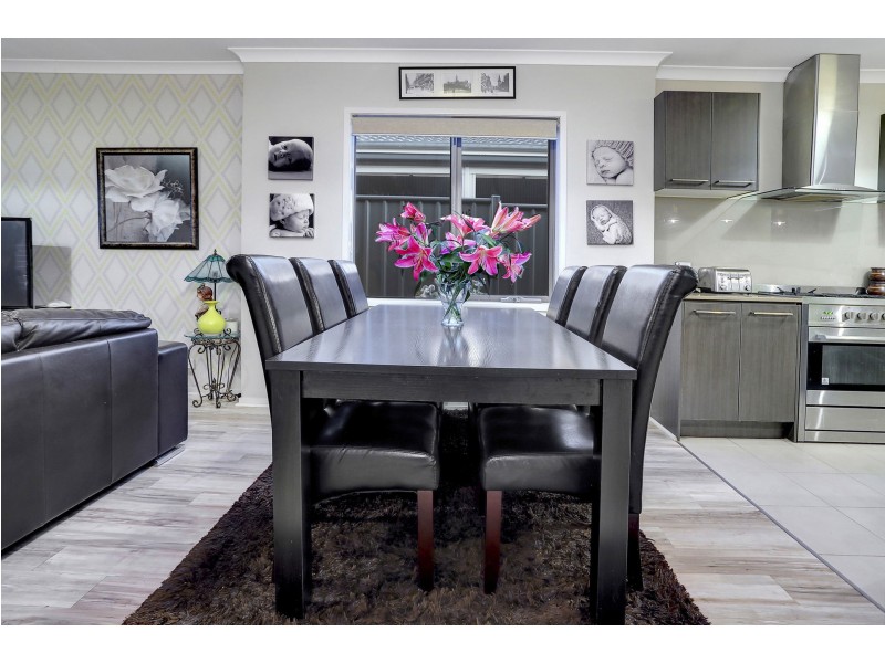 6 Gladiolus Circuit, Cranbourne North VIC 3977