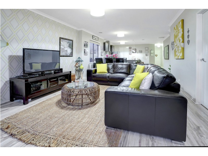 6 Gladiolus Circuit, Cranbourne North VIC 3977