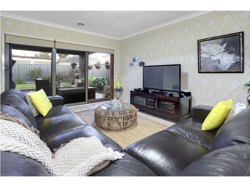 6 Gladiolus Circuit, Cranbourne North VIC 3977