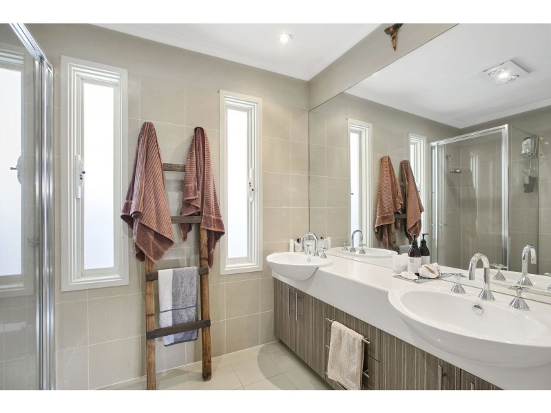 64  Seventh Avenue, Rosebud VIC 3939