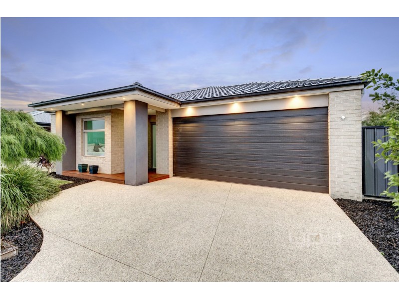 11 Hanoverian Street, Clyde North VIC 3978