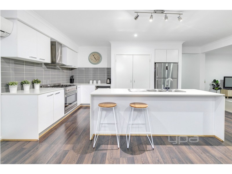 11 Hanoverian Street, Clyde North VIC 3978