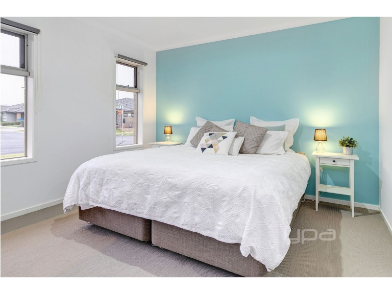 11 Hanoverian Street, Clyde North VIC 3978