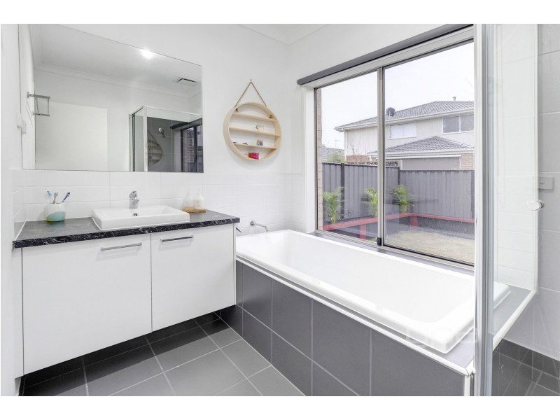 11 Hanoverian Street, Clyde North VIC 3978