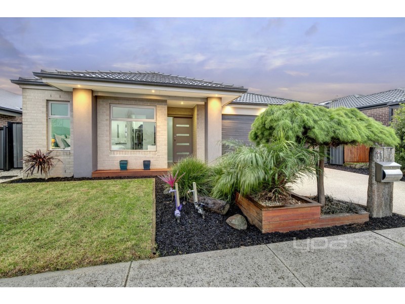 11 Hanoverian Street, Clyde North VIC 3978