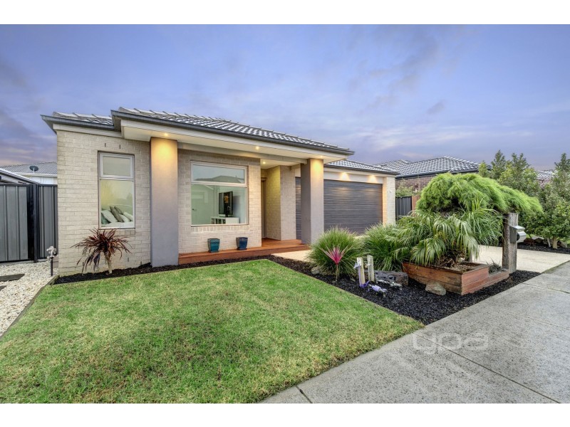 11 Hanoverian Street, Clyde North VIC 3978