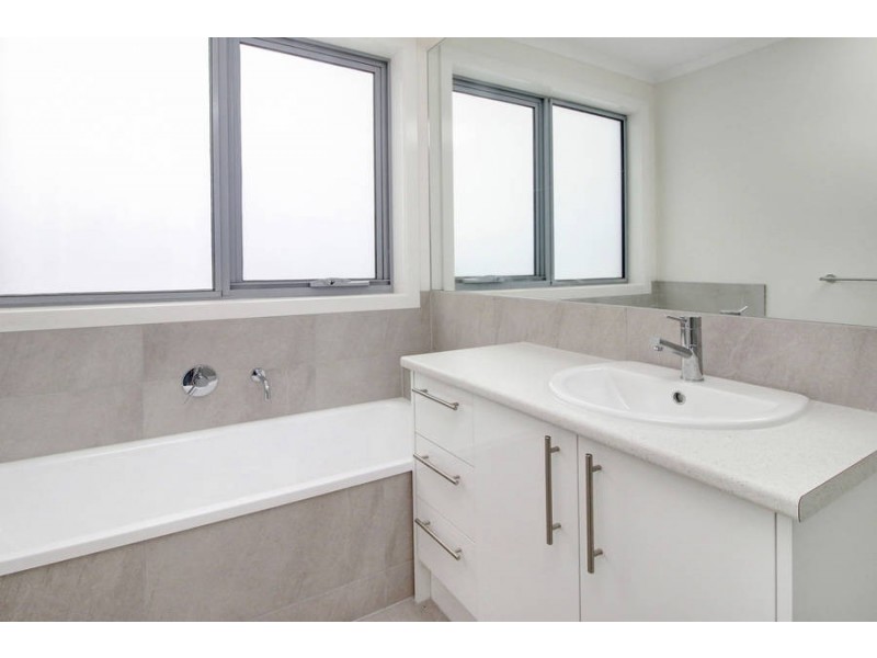 1/2 Walpole Avenue, Rosebud VIC 3939