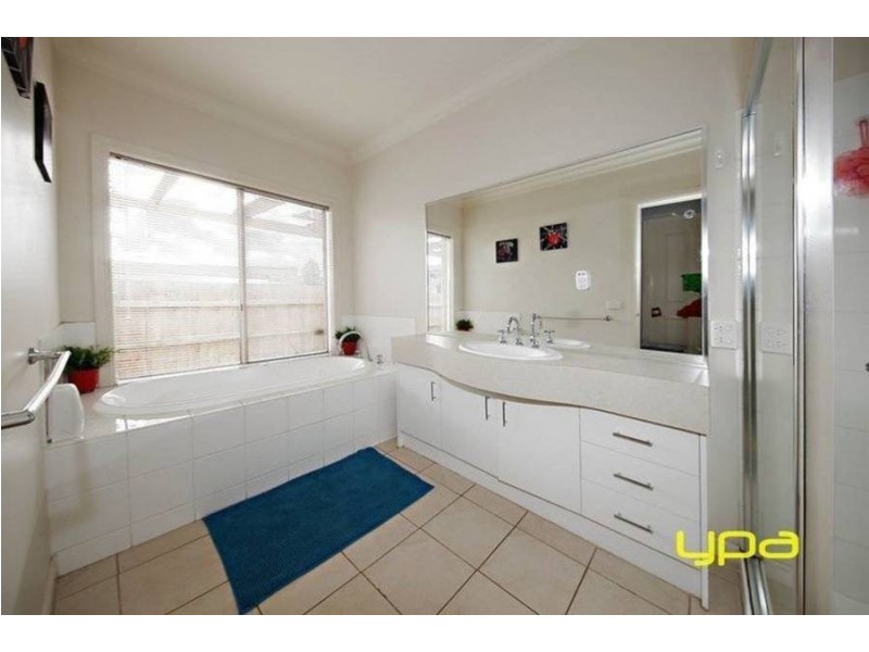 15 Lachlan Lane, Taylors Hill VIC 3037