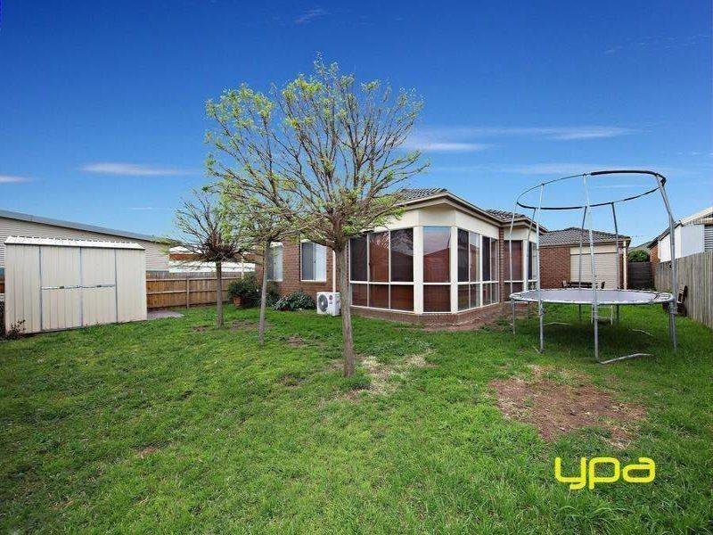 15 Lachlan Lane, Taylors Hill VIC 3037