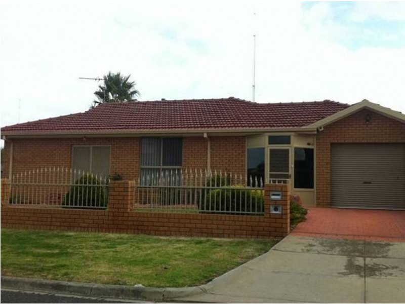 1/11 Saratoga Crescent, Keilor Downs VIC 3038