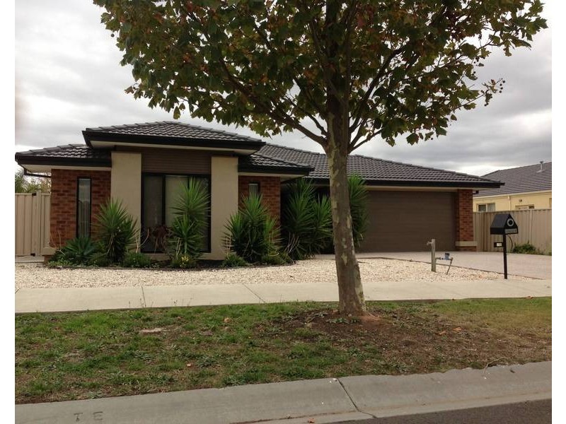 16 Summerhill Drive, Hillside VIC 3037