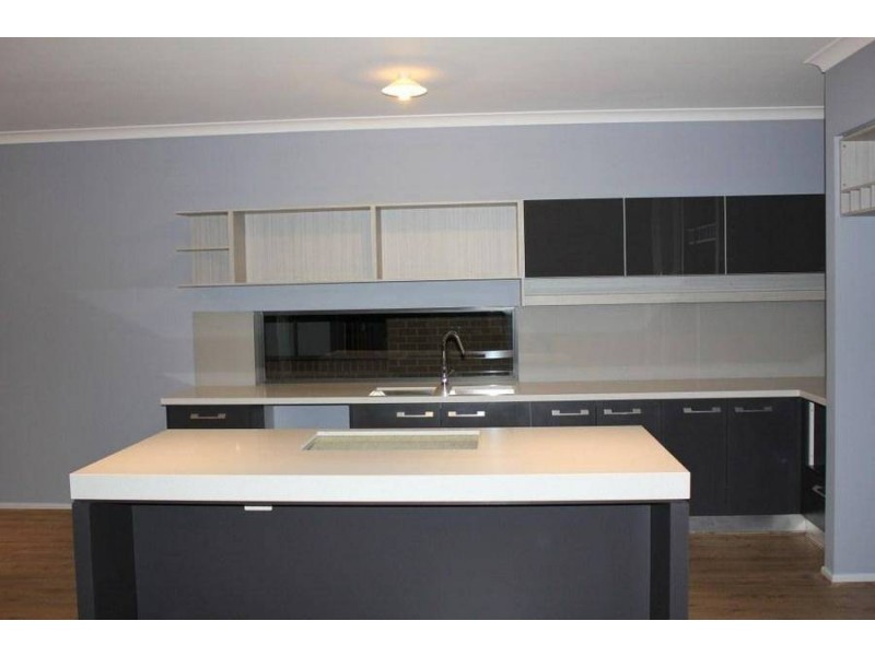 4  Riviera Drive, Hillside VIC 3037