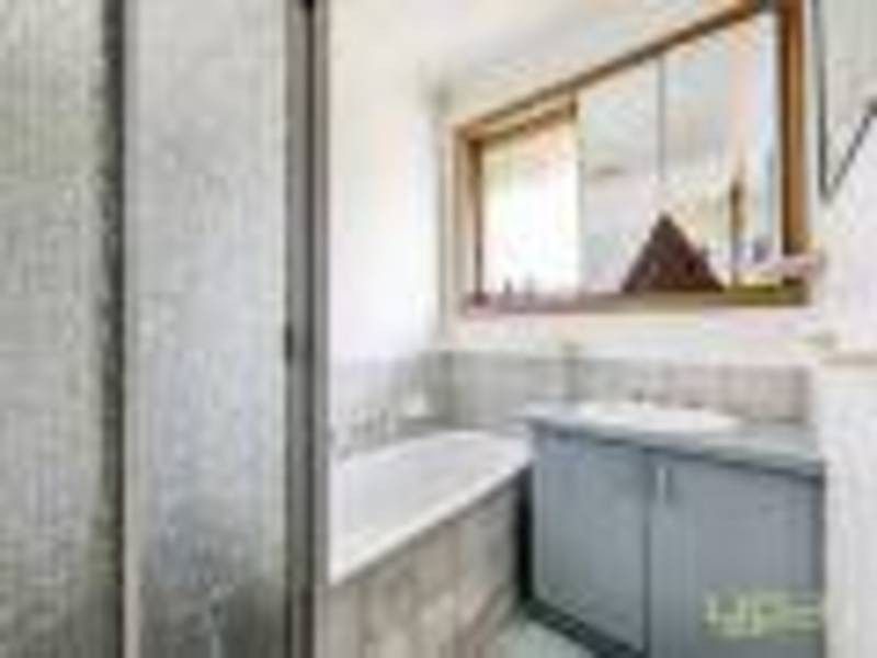 2/29 Roseberry Avenue, Taylors Lakes VIC 3038