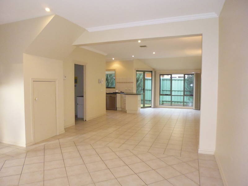 2/45 Wentworth Drive, Taylors Lakes VIC 3038