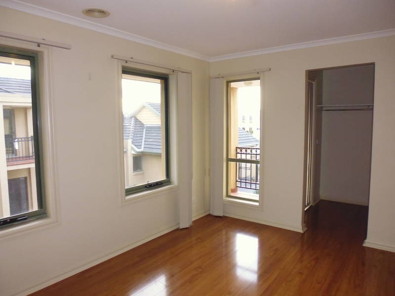 2/45 Wentworth Drive, Taylors Lakes VIC 3038