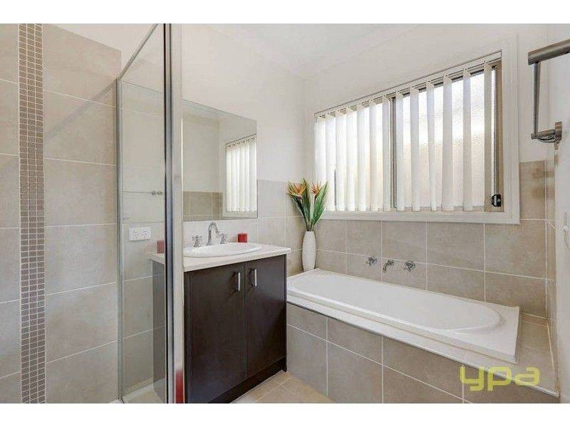 11 Lucas Terrace, Taylors Hill VIC 3037