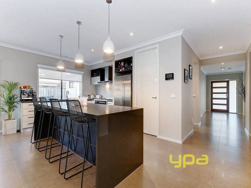 10 Roma Court, Taylors Hill VIC 3037