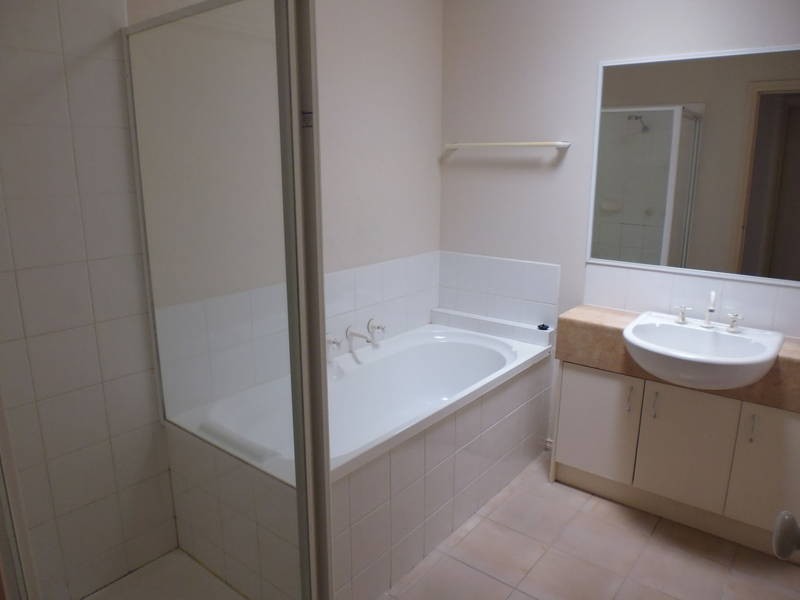 10/12-32  Pecks Road, Sydenham VIC 3037