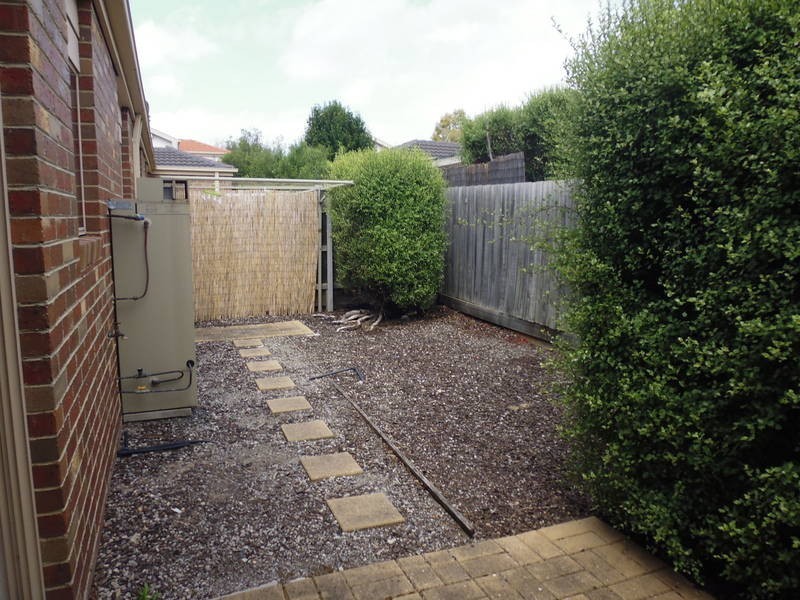 10/12-32  Pecks Road, Sydenham VIC 3037