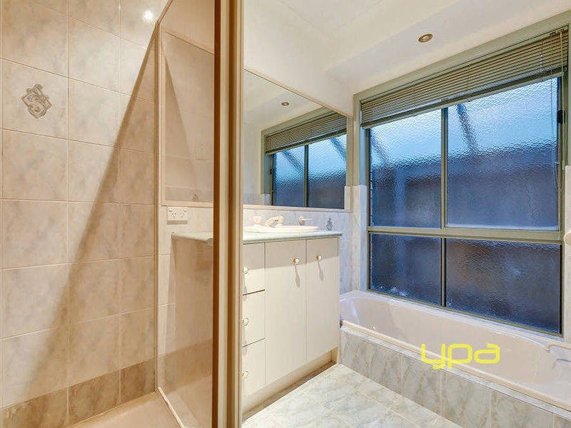 4 Manchester Drive, Sydenham VIC 3037