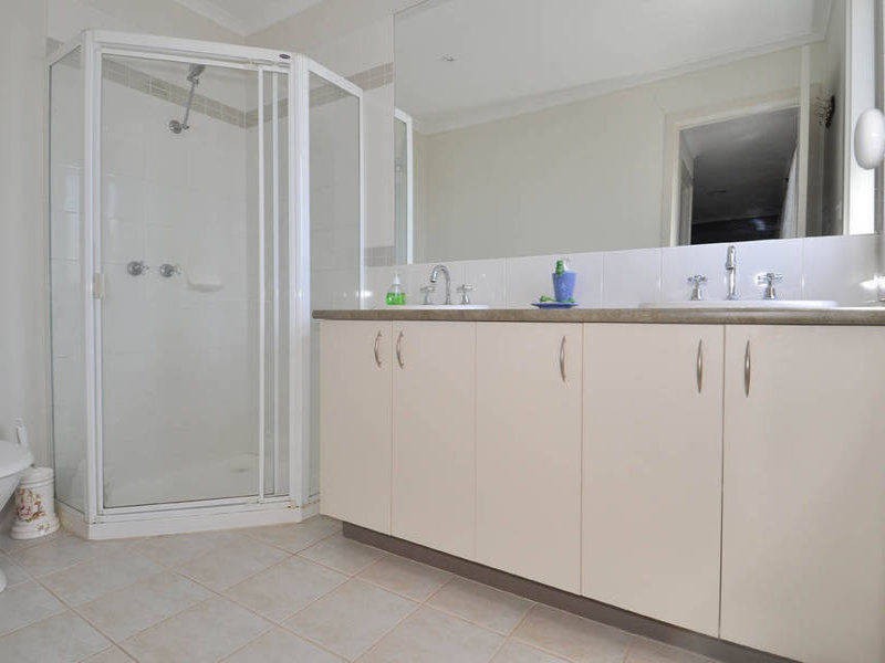 46 Amberlea Circuit, Taylors Hill VIC 3037