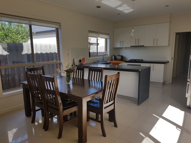 2/14 Jade Way, Hillside VIC 3037