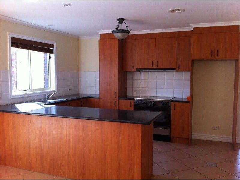 1 Holton Court, Hillside VIC 3037