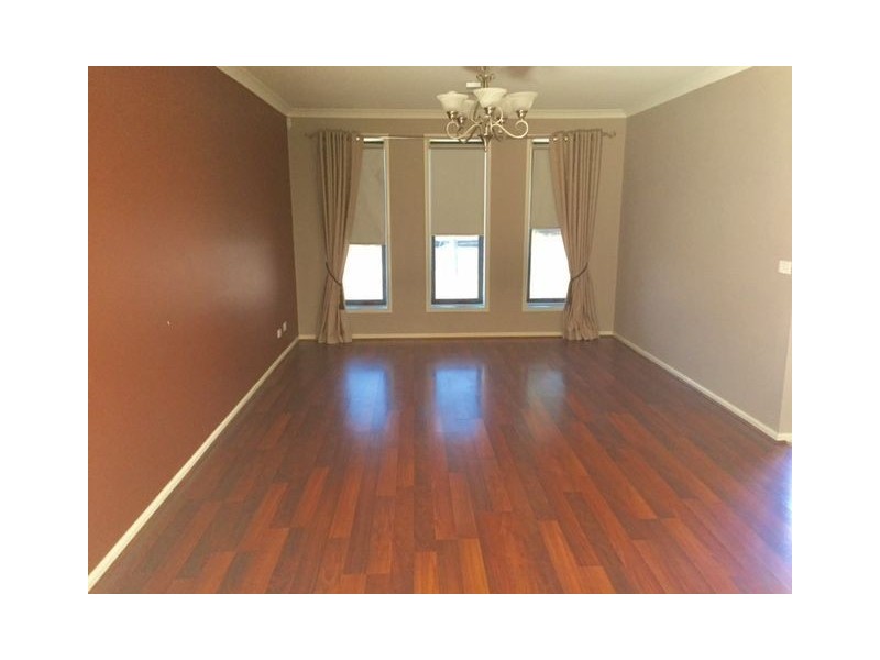 18 Southbank Walk, Taylors Hill VIC 3037