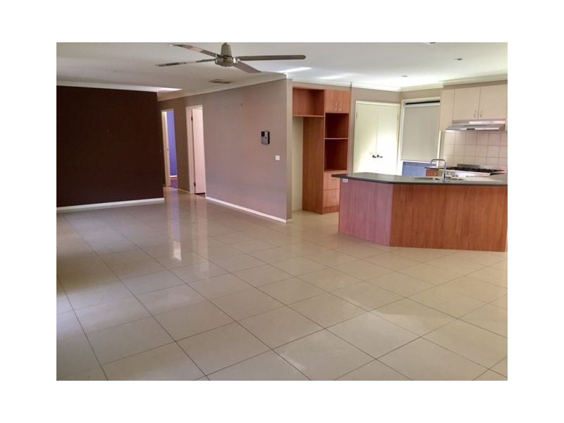 18 Southbank Walk, Taylors Hill VIC 3037