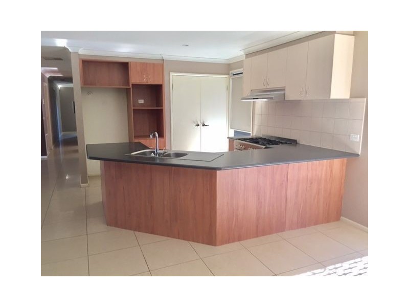 18 Southbank Walk, Taylors Hill VIC 3037