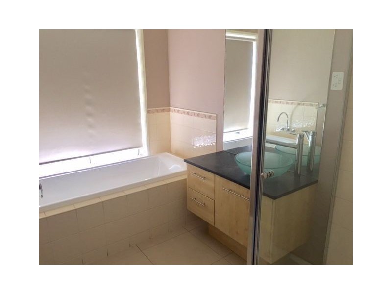 18 Southbank Walk, Taylors Hill VIC 3037