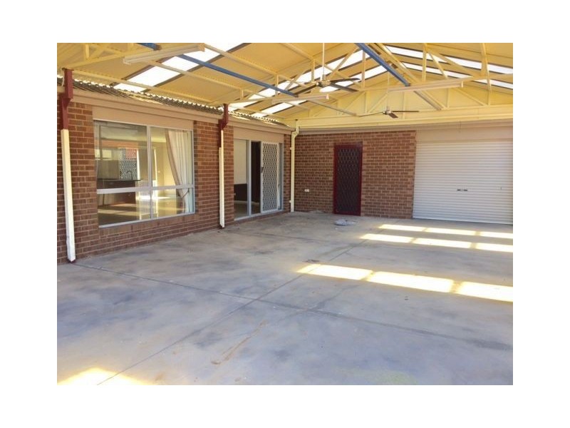 18 Southbank Walk, Taylors Hill VIC 3037