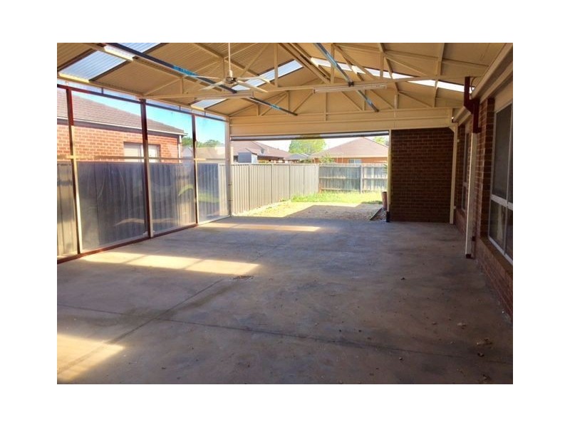 18 Southbank Walk, Taylors Hill VIC 3037