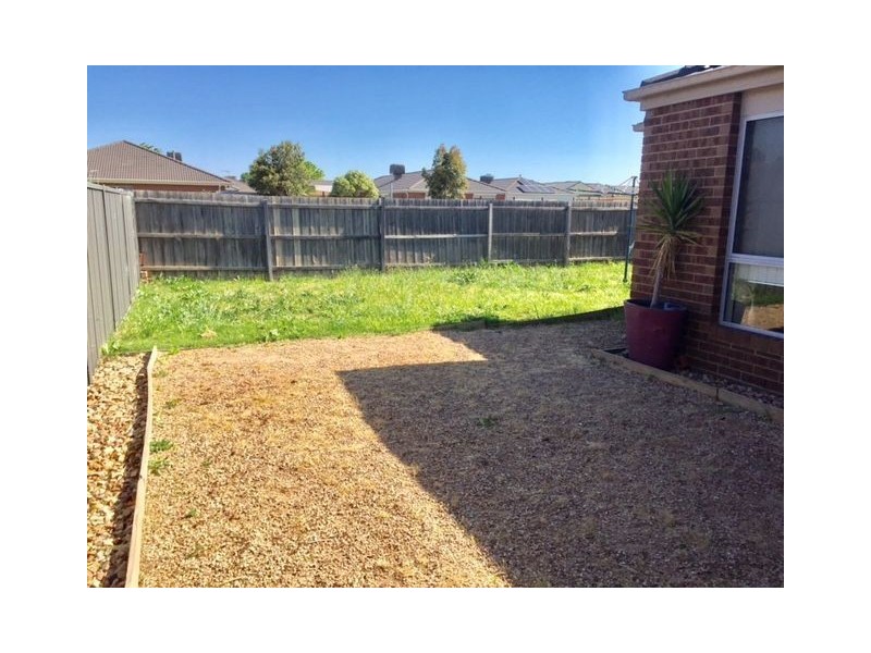 18 Southbank Walk, Taylors Hill VIC 3037