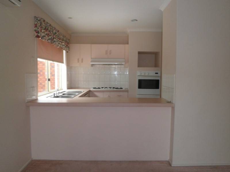 13 Delbridge Drive, Sydenham VIC 3037