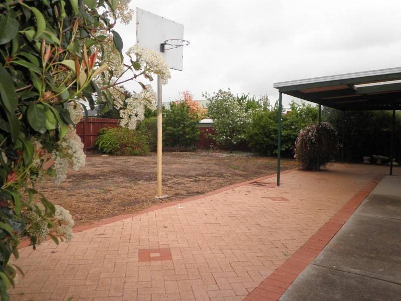 13 Delbridge Drive, Sydenham VIC 3037