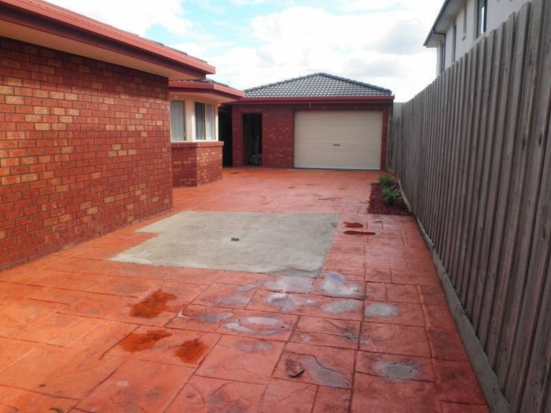 52 Blackman Crescent, Taylors Lakes VIC 3038