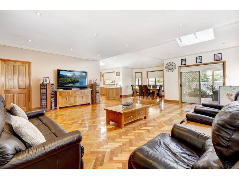 27 Benaroon Drive, Lalor VIC 3075