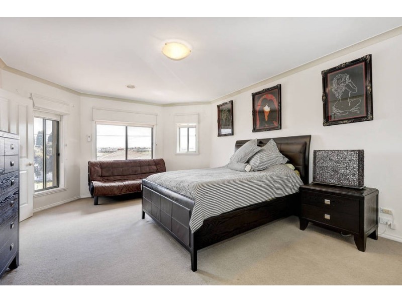 27 Benaroon Drive, Lalor VIC 3075