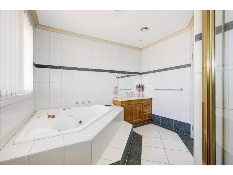 27 Benaroon Drive, Lalor VIC 3075