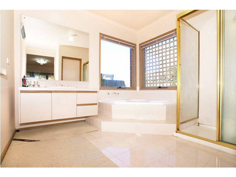 12 Brennan Court, Sydenham VIC 3037