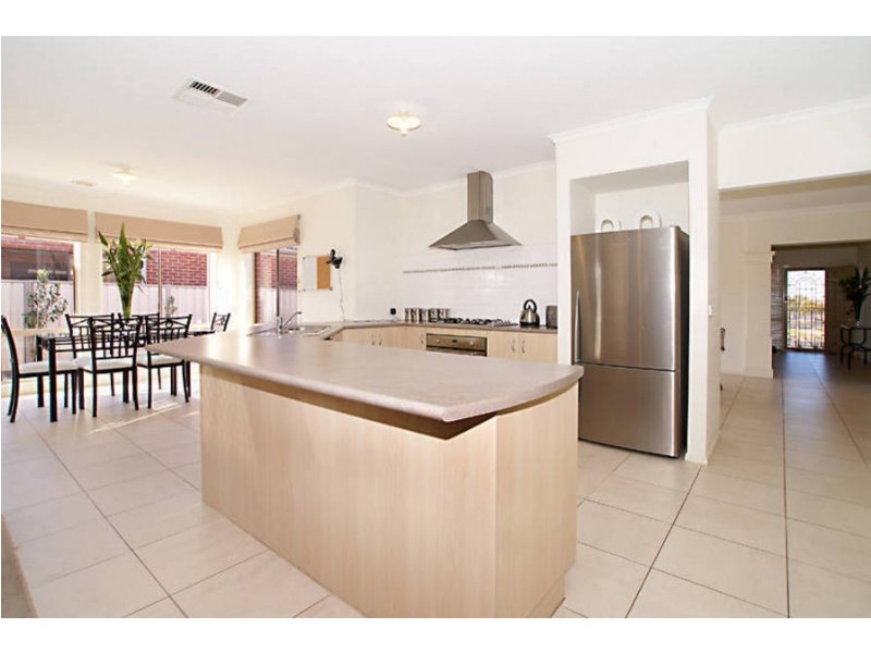 14 Lucas Terrace, Taylors Hill VIC 3037