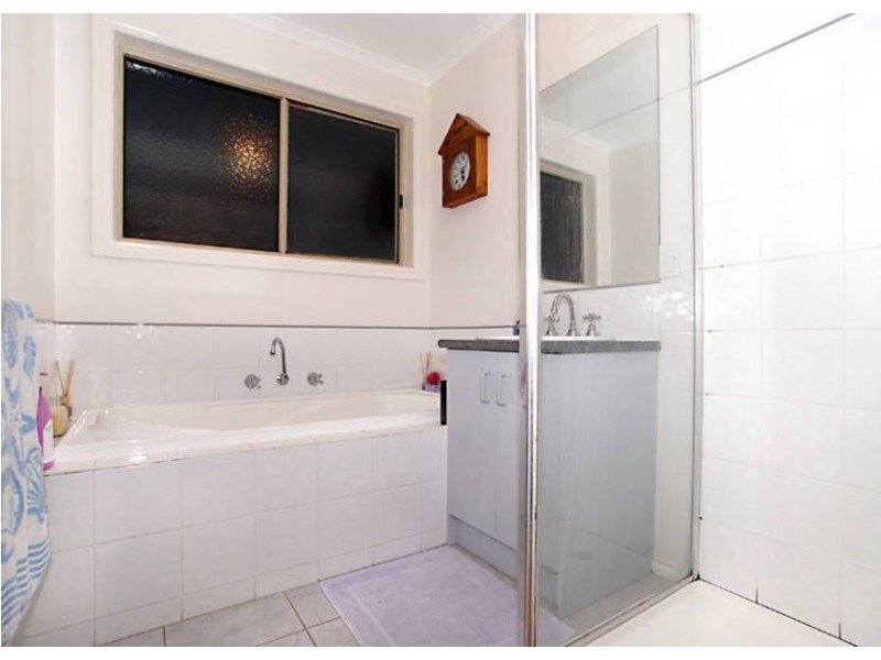 2/3 Lorraine Court, Hillside VIC 3037