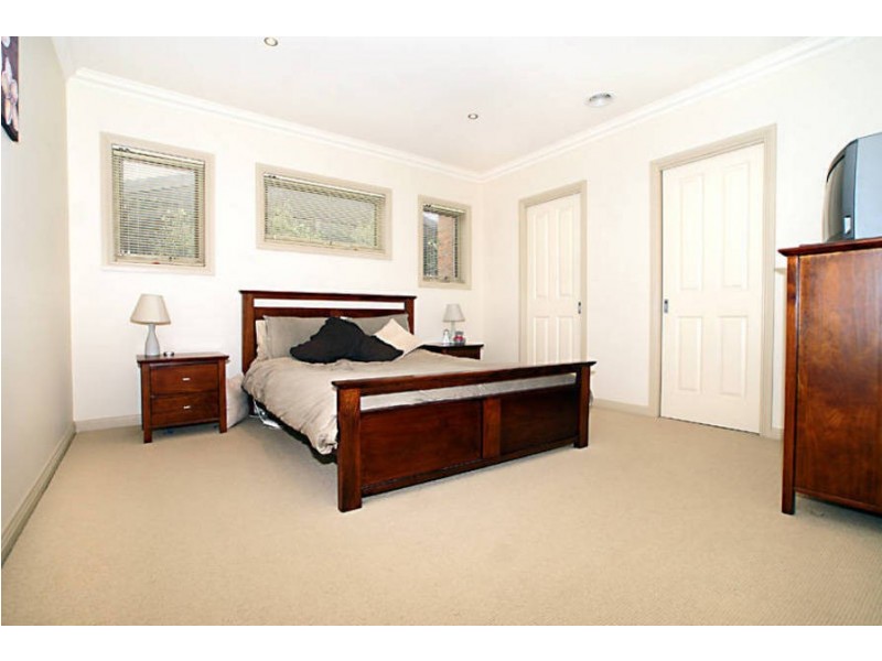 2 Nauru Court, Taylors Hill VIC 3037