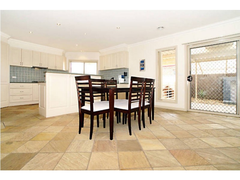 2 Nauru Court, Taylors Hill VIC 3037