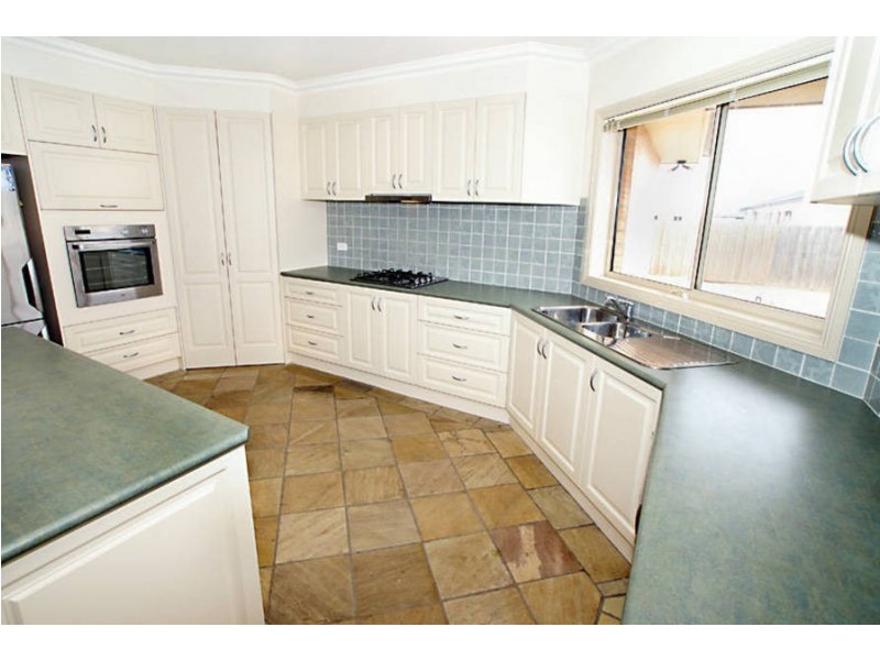 2 Nauru Court, Taylors Hill VIC 3037