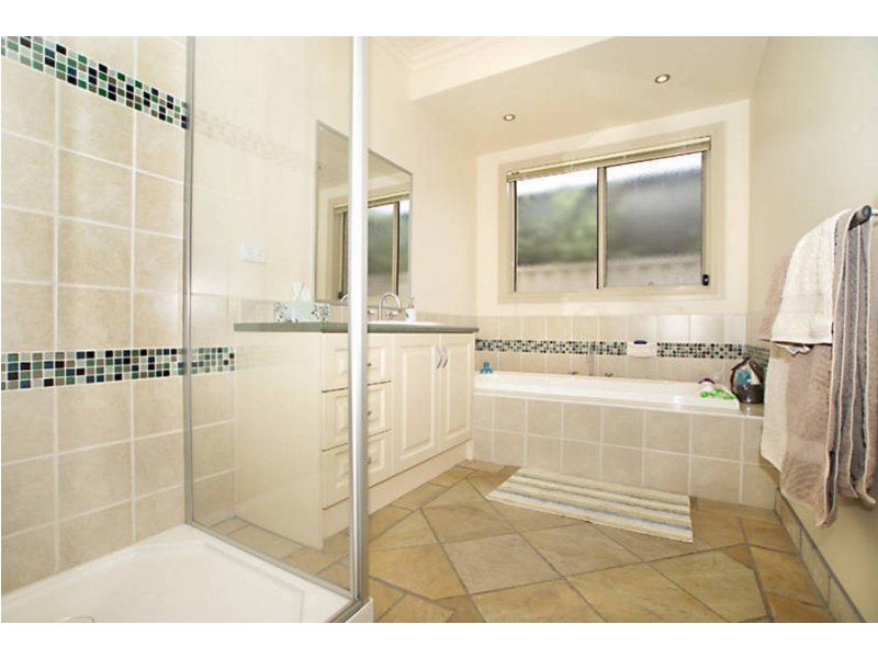 2 Nauru Court, Taylors Hill VIC 3037